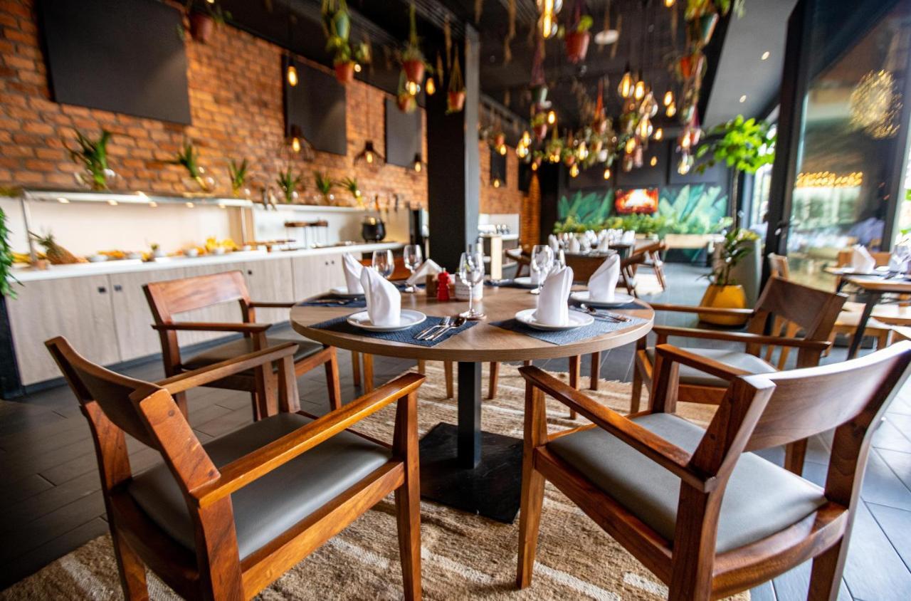 Onomo Hotel Кампала Екстер'єр фото