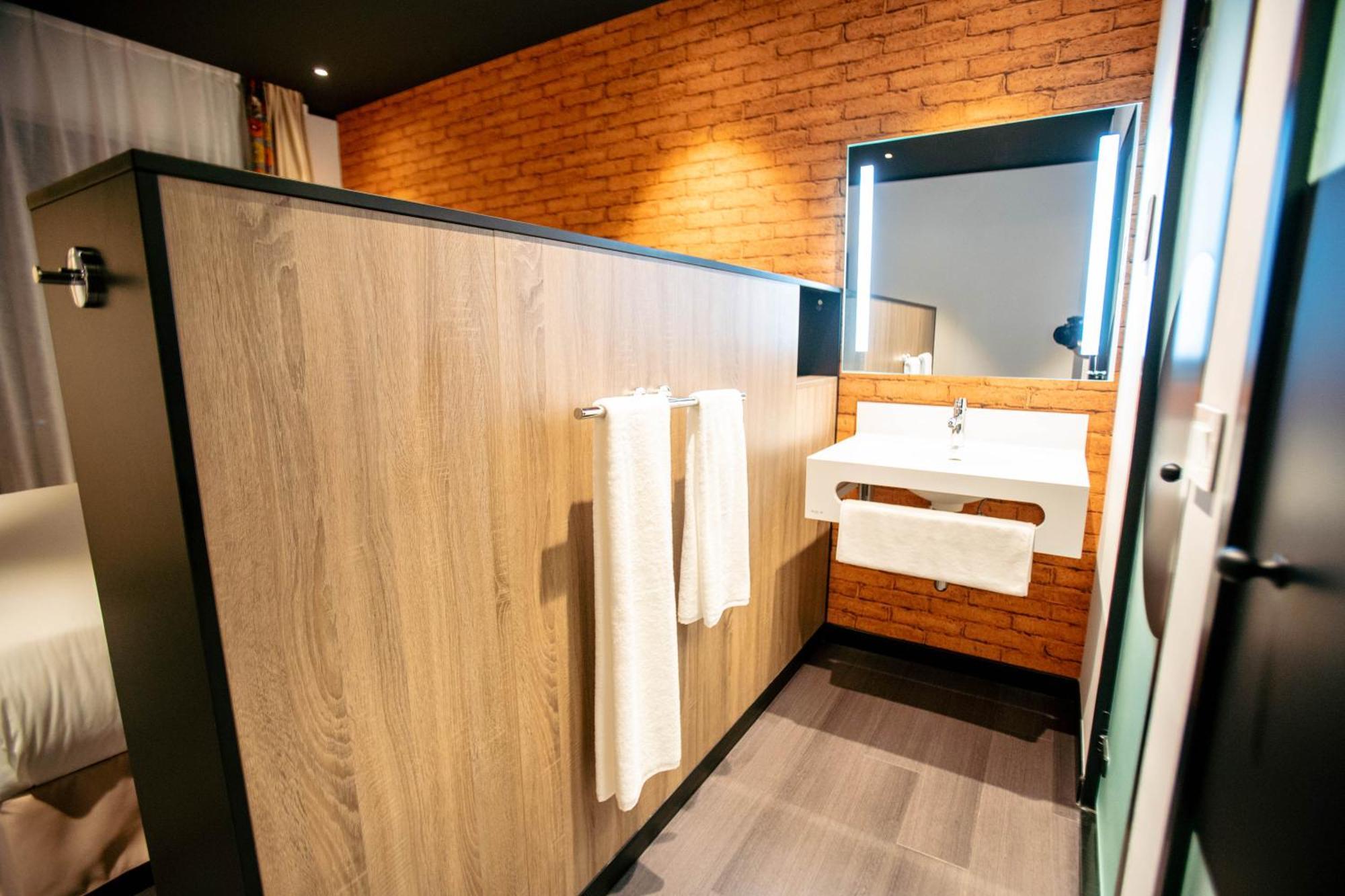 Onomo Hotel Кампала Екстер'єр фото